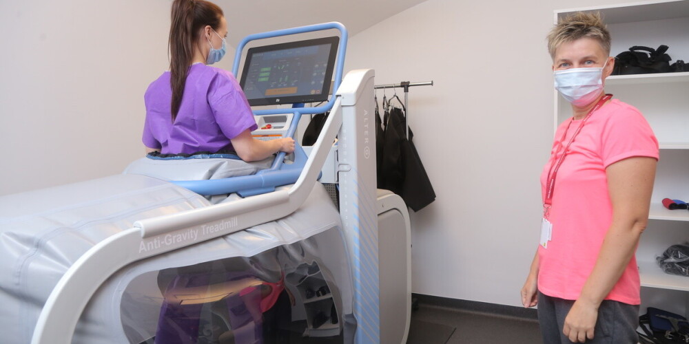 Klīnikas speciālisti – fizikālās un rehabilitācijas medicīnas ārsti, fizikālās terapijas māsas, fizioterapeiti, ultrasonogrāfijas speciālisti – veiks muskuloskeletālo ultrasonogrāfisko izmeklēšanu un ergoterapeiti darbā ar pacientiem izmantos modernu specializēto aprīkojumu, tai skaitā robotizētas iekārtas.