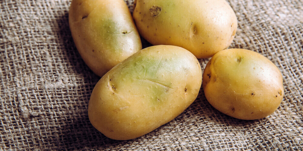 Специалисты рассказали об опасности употребления картофеля с зелеными пятнами