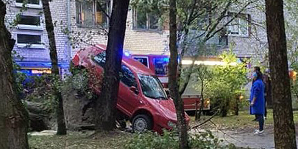 Vētrā Latvijā cietušas vismaz 30 automašīnas