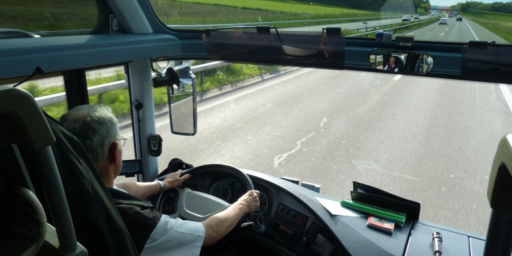 Drāma Igaunijā: autobusa pasažiere izglābj 30 cilvēku dzīvības