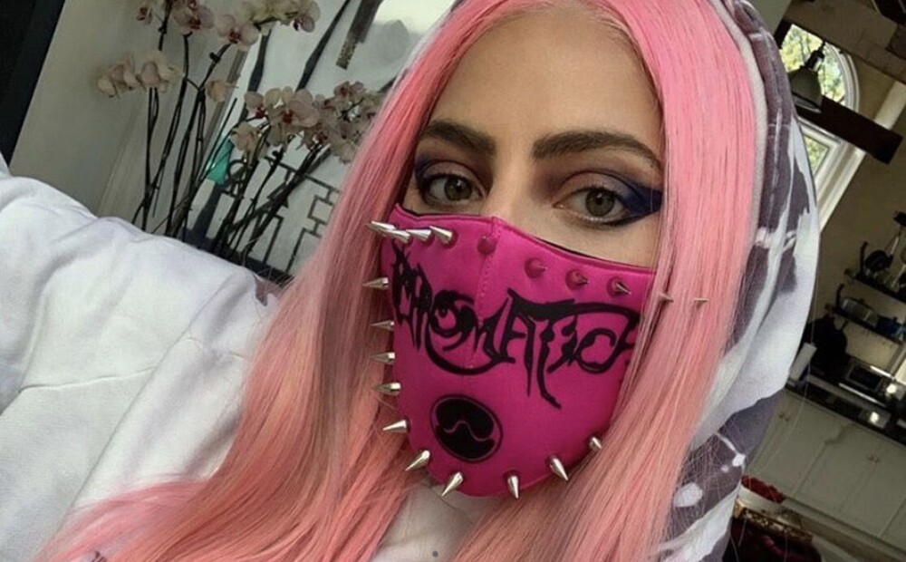 Arī šādas var būt maskas: Lady Gaga rāda piemēru