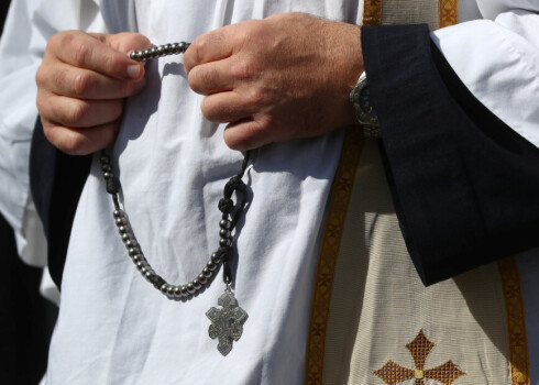 Seksuāla rakstura noziegumos apsūdzētais priesteris Zeiļa tiesai iesniedzis slimības lapu