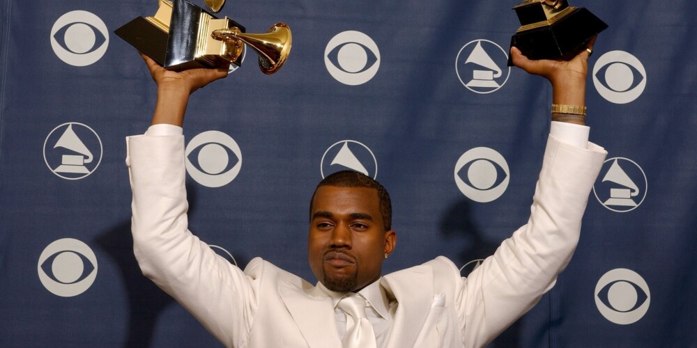 Kanje Vests publicē šokējošu video, kurā urinē uz savas "Grammy" balvas
