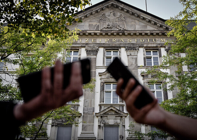 Vācijā par dalīšanos ar Hitlera attēlu uz laiku atstādināti 29 policisti