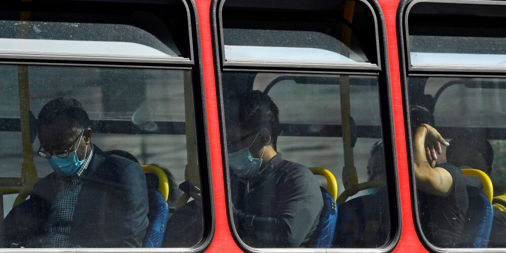 Neviens no pasažieriem pat neesot pacēlis acis! Sieviete Lielbritānijas sabiedriskajā transportā pamana vīrieti, kurš kā sejas masku izmanto dzīvu čūsku