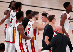 Miami "Heat" basketbolisti priecājas par uzvaru.