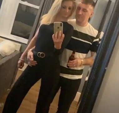 Mendija ar savu vīru.
