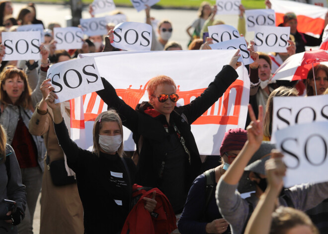 Baltkrievijā turpinoties protesta kustībai pret prezidenta vēlēšanu falsifikāciju un autoritārā līdera Aleksandra Lukašenko atrašanos valsts galvas amatā, sestdien galvaspilsētā Minskā notiek kārtējais sieviešu solidaritātes maršs, vēsta vietējie mediji.