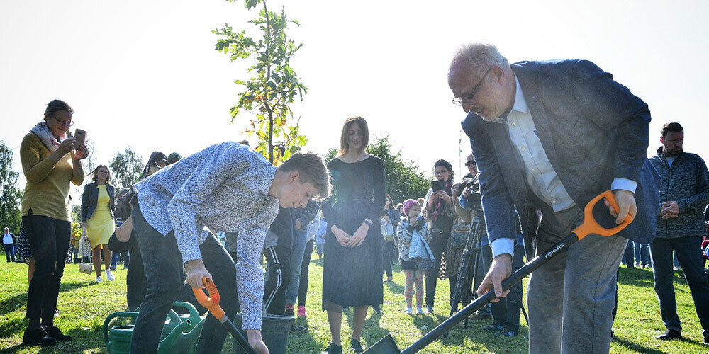 Ar Valsts prezidenta līdzdalību Valdemārpilī atklāts pirmais "Laimes koku" parks