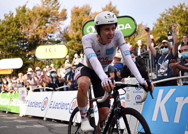 Pogačars pēc uzvaras "Tour de France" 20.posmā izvirzās vadībā arī kopvērtējumā