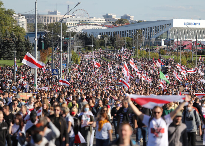 Protesti Minskā nerimst: ielās izgājuši aptuveni 150 000 cilvēku