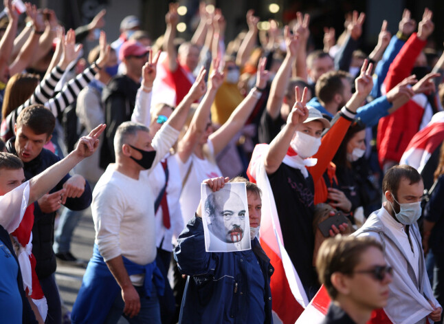 Minskā desmitiem tūkstoši cilvēku svētdien piedalās varasiestāžu nesankcionētos protestos pret Baltkrievijas autoritārā prezidenta Aleksandra Lukašenko režīmu.