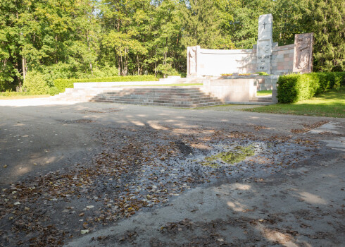 Lietainā laikā Latvijas pirmā Prezidenta Jāņa Čakstes kapavietas un pieminekļa priekšā veidojas lietus un dubļu peļķes, kas apgrūtina piekļuvi pie tā.