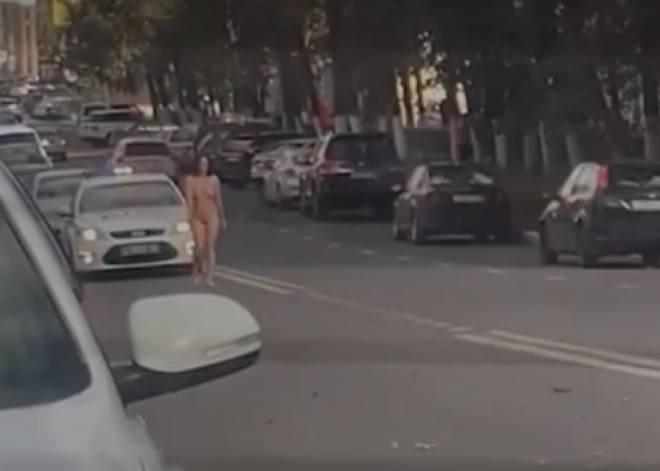 Гулявшую голой по шоссе телеведущую забрали в психдиспансер