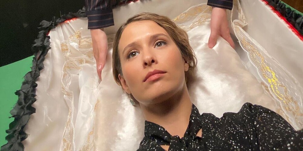 "После таких кадров люди умирают": поклонники актрисы Любови Аксеновой шокированы ее снимком в гробу