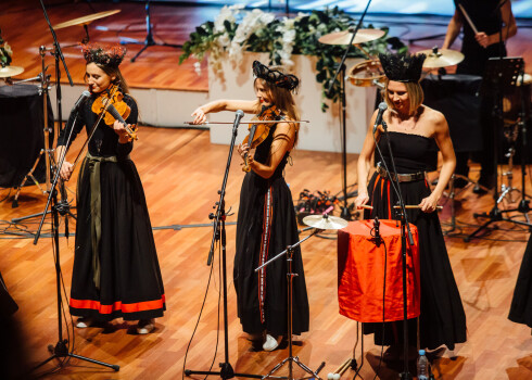 FOTO: etnomūzikas grupa "Tautumeitas" sajūsmina publiku projekta "Viva Latvija!" koncertā