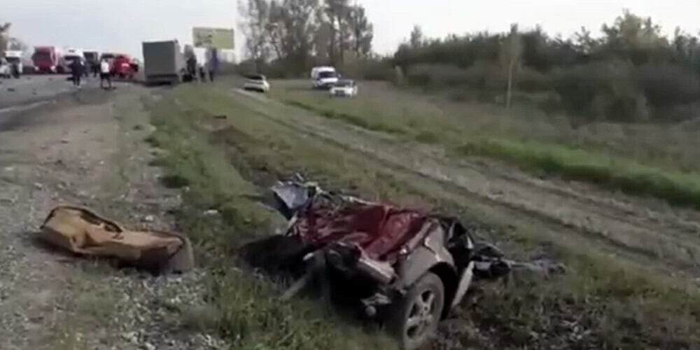 Krievijā šausminošā avārijā gājuši bojā 5 cilvēki, kuru auto ticis pārrauts uz pusēm