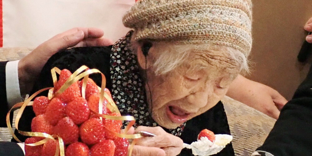 117 gadus vecā japāniete ar ne tiem veselīgākajiem ēšanas paradumiem kļūst par savas valsts rekordisti