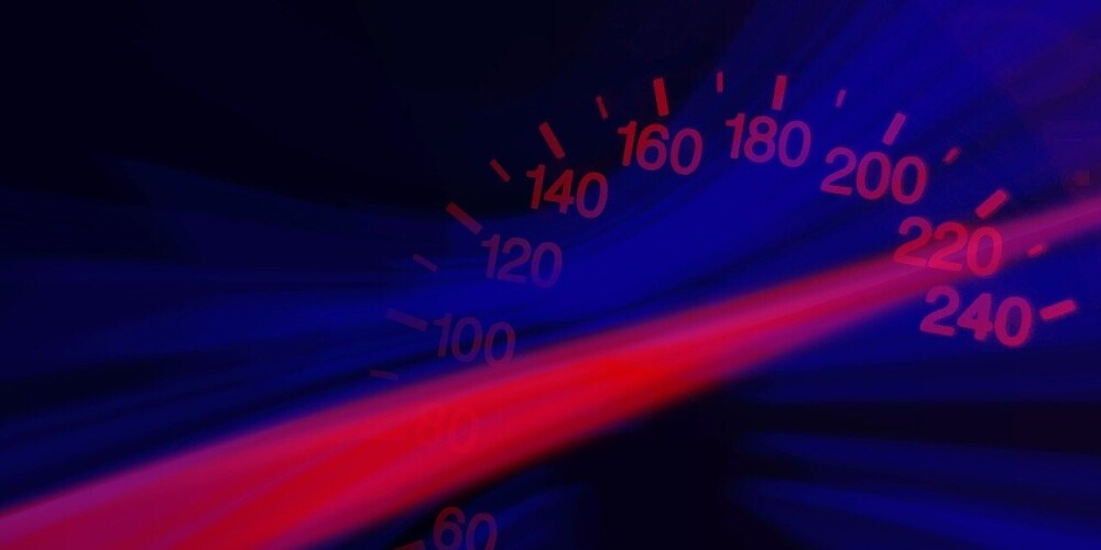 Видео: под Цесисом водитель BMW превысил скорость почти на 100 км/ч