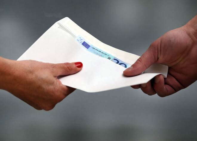 KNAB назвал средний размер взятки в Латвии за последние годы