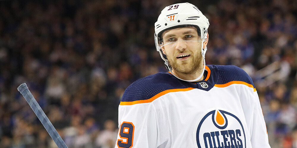 Leons Draizaitls dzimis 1995. gada 27. oktobrī ir vācu hokejists, centra uzbrucējs. Pašlaik (2020) Draizaitls pārstāv Nacionālās hokeja līgas vienību Edmontonas "Oilers". 2014. gada augustā Draizaitls noslēdza trīs gadu līgumu ar Edmontonas "Oilers". NHL debiju uzbrucējs piedzīvoja 9. oktobra spēlē pret Kalgari "Flames". Pirmos vārtus NHL hokejists guva 24. oktobra spēlē pārspējot Karolīnas "Hurricanes" vārtsargu Antonu Hudobinu. Jau 2015.—16. gada sezonā kļuva par vienu no komandas vadošajiem spēlētājiem. 2019.—20. gada saīsināto sezonu noslēdza kā visas līgas rezultatīvākais spēlētājs, iegūstot Arta Rosa balvu.