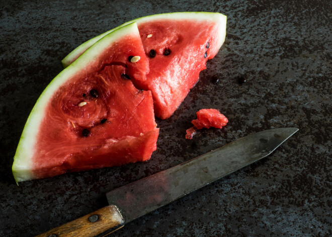 Liepājas veikalā nopērkami „ķīmiski arbūzi”? Augļos un dārzeņos nitrātu daudzumu nepārbauda