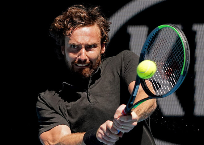 Gulbis divos setos piedzīvo zaudējumu Francijas atklātā čempionāta kvalifikācijas pirmajā kārtā