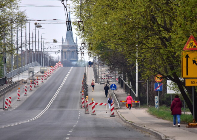 Līdz pat vasarai tiks ierobežota satiksme uz pārbūvējamā Deglava tilta