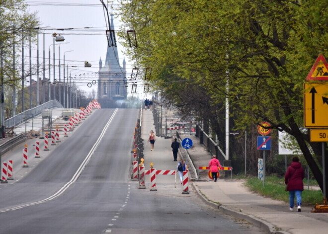 До лета ограничат движение на путепроводе Аугуста Деглава