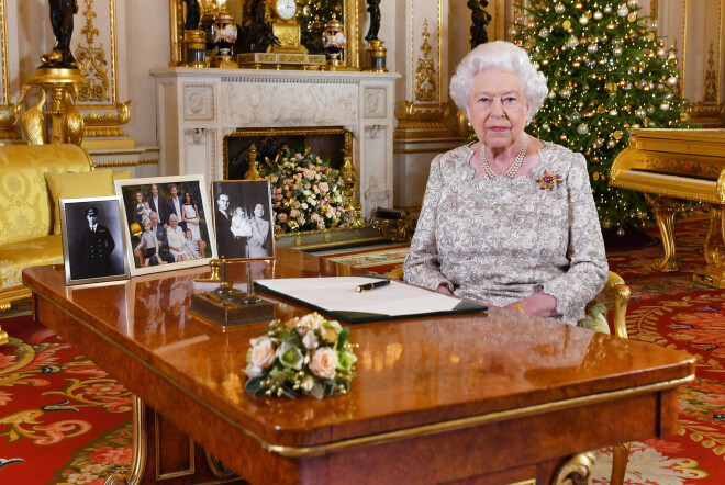 2018. gada Ziemassvētkos Meganas un Harija fotogrāfija rotāja Viņas Majestātes galdu svētku uzrunas laikā. 