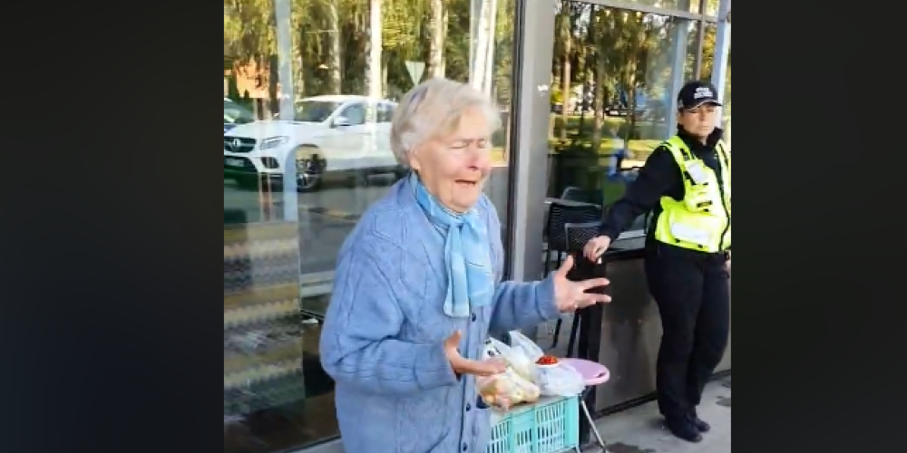 Хотела лишь продать яблоки: полицейские в Иманте довели пенсионерку до слез