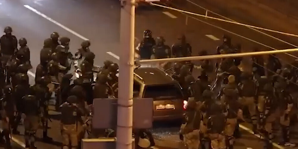 Lukašenko drošībnieku bars Minskas centrā sasit automašīnu: milicija apgalvo, ka autovadītājs uzbraucis ceļu policistam