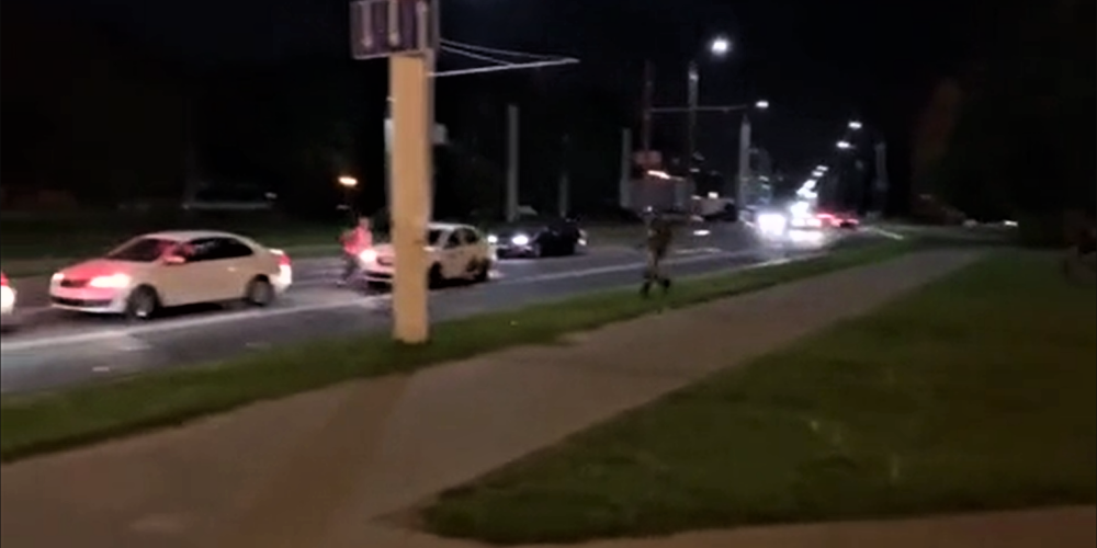 Pēdējā laika iespaidīgākais video no Minskas: taksists upurē sevi un auto, no omoniešiem glābjot pasažieri