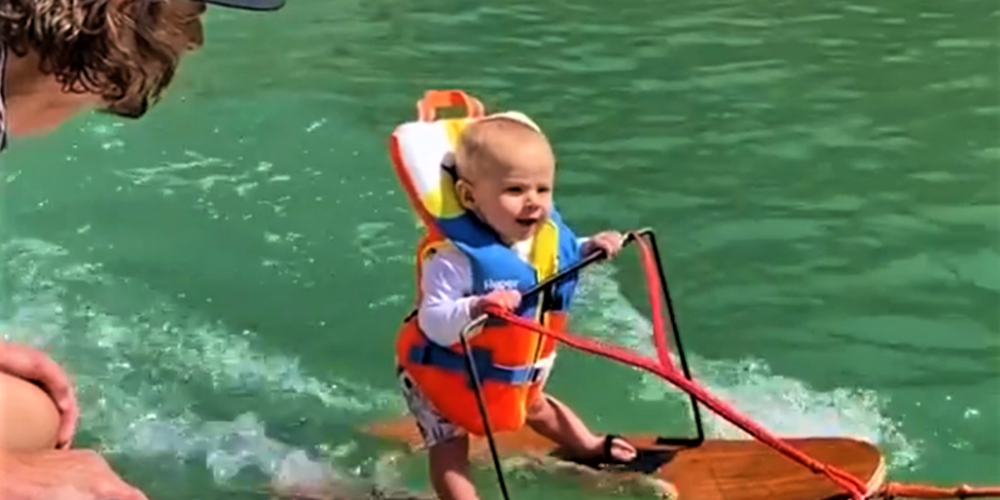 VIDEO: vecāki ASV savam sešus mēnešus vecajam mazulim ezerā māca ūdensslēpošanu