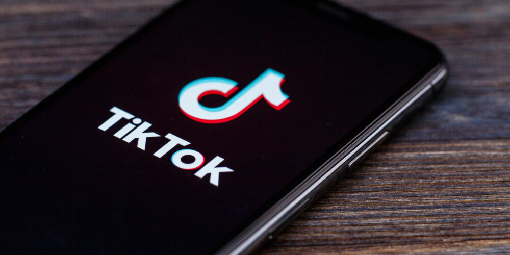 «ТикТок» (англ. TikTok) — сервис для создания и просмотра коротких видео, принадлежащий пекинской компании «ByteDance». Запущенная летом 2018 года международная версия, на данный момент является ведущей видеоплатформой для коротких видео в Китае и становится всё более популярной в других странах, став одним из наиболее быстрорастущих и скачиваемых приложений.