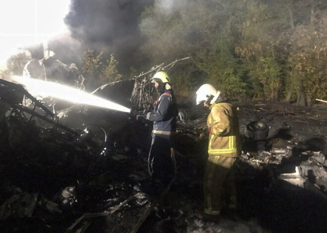 Pie Ukrainas pilsētas Harkovas nogāzusies lidmašīna; tiek ziņots par izdzīvojušajiem