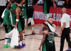 "Celtics" spēlētāji priecājas par uzvaru.