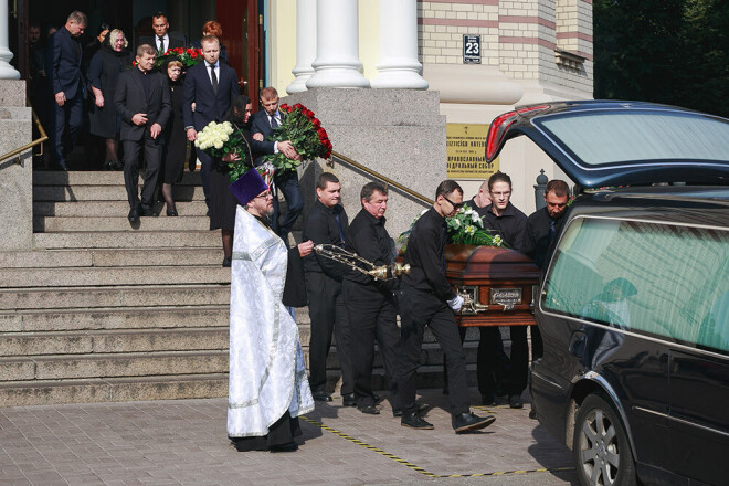 Pāvela Rebenoka zārku no Rīgas Kristus Piedzimšanas pareizticīgo katedrāles nogādā uz katafalku.