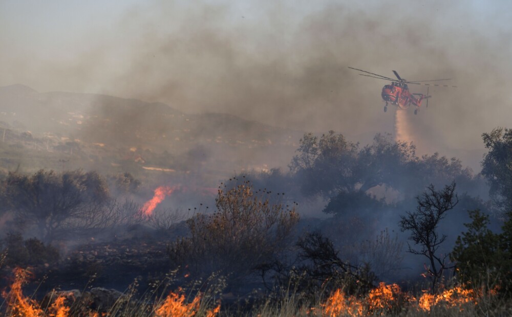 Grieķijas ugunsdzēsēji cīnās ar liesmām Atēnu piepilsētas mežā