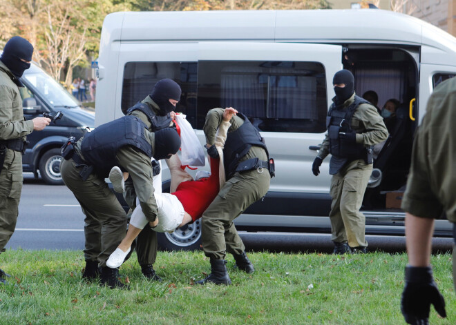 Sieviešu demonstrācijas laikā drošības spēki Minskā aizturējuši aptuveni 100 cilvēkus