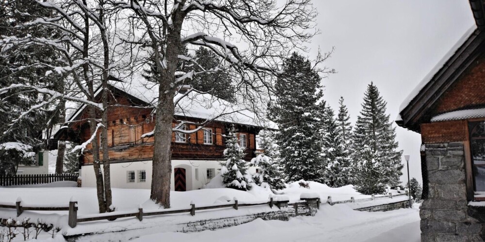 Šveices un Austrijas Alpus pārsteidz negaidīti agrs sniegs