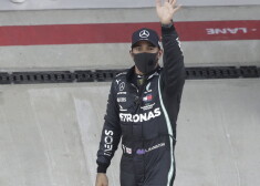 Hamiltons Sočos uzstāda trases rekordu un izcīna "pole position"