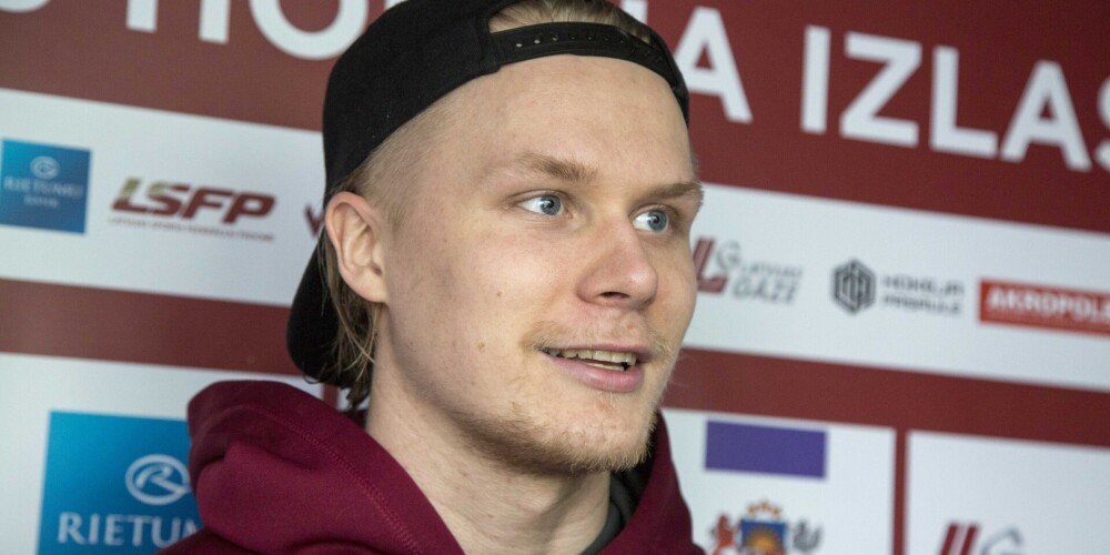 Latvijas hokeja izlases uzbrucējs Rodrigo Ābols gūst vārtus Zviedrijas čempionāta otrajā spēlē