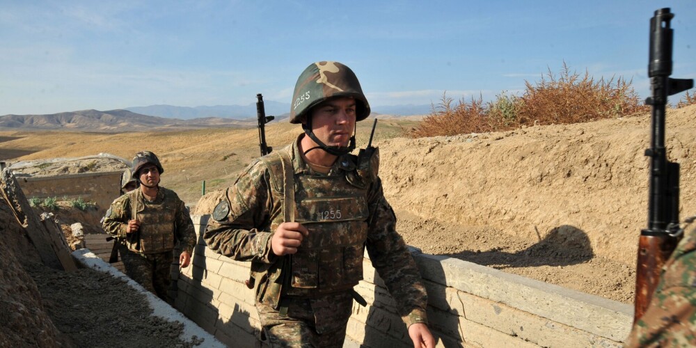 Uz Kalnu Karabahas robežas sākušās smagas kaujas