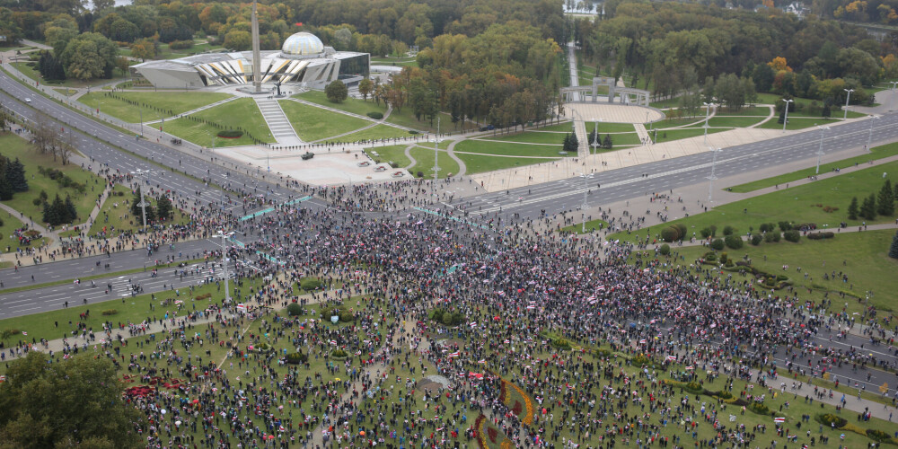 Tūkstošiem cilvēku Minskā piedalās Svetlanas Tihanovskas "tautas inaugurācijā"