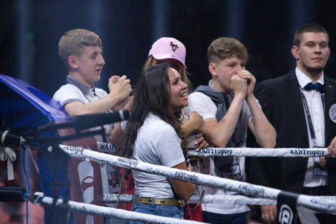 Latvijas bokseris Mairis Briedis bildina savu sievu pēc uzvaras ringā