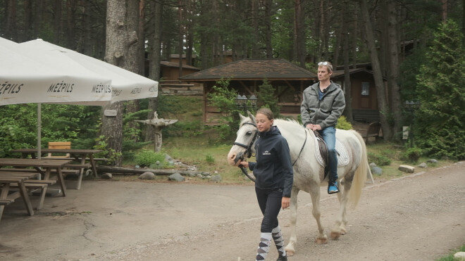 Edgars pie meitenēm ieradās gluži kā princis – balta zirga mugurā. Ērkšķu dāmas gan smējās, ka vēl domās, ko paturēt – zirgu vai jātnieku.