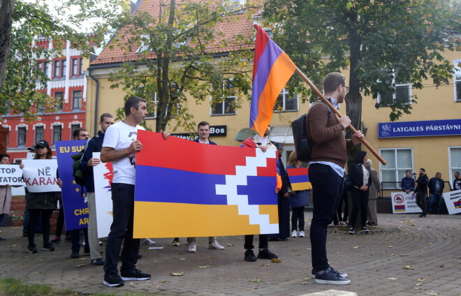 Biedrības "Latvijas Armēņu Kultūras centrs" rīkotajā sapulcē un gājienā sanākušie pulcējās pie Azerbaidžānas un tad - Turcijas vēstniecībām Latvijā.
