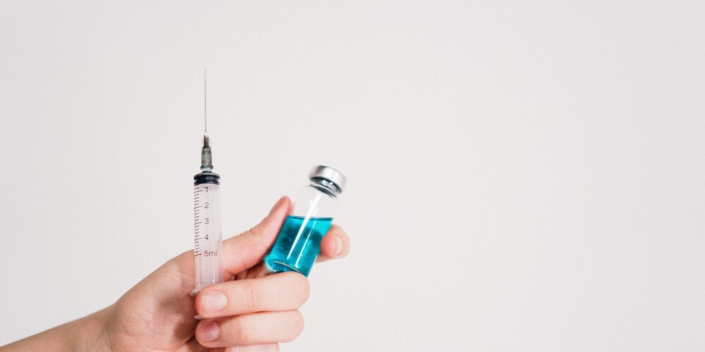 Расширен круг людей, кому в Латвии оплатят прививку от гриппа