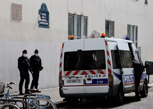 Policisti pie satīras žurnāla "Charlie Hebdo" agrākā biroja, kur uzbrucējas ar miesnieka nazi ievainoja divus cilvēkus.